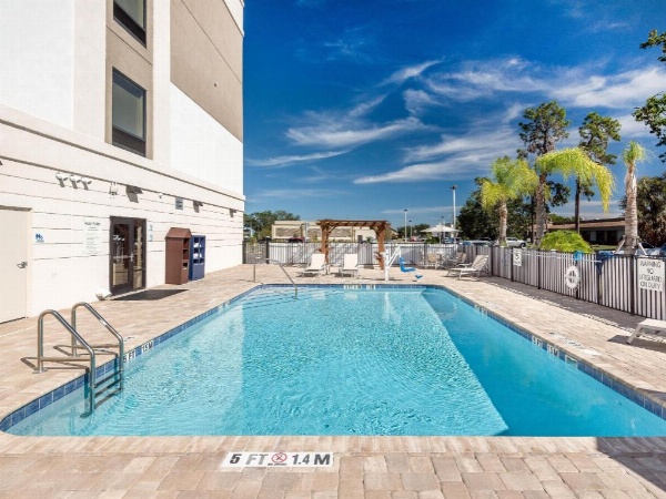 Holiday Inn Express & Suites Lakeland South Main image